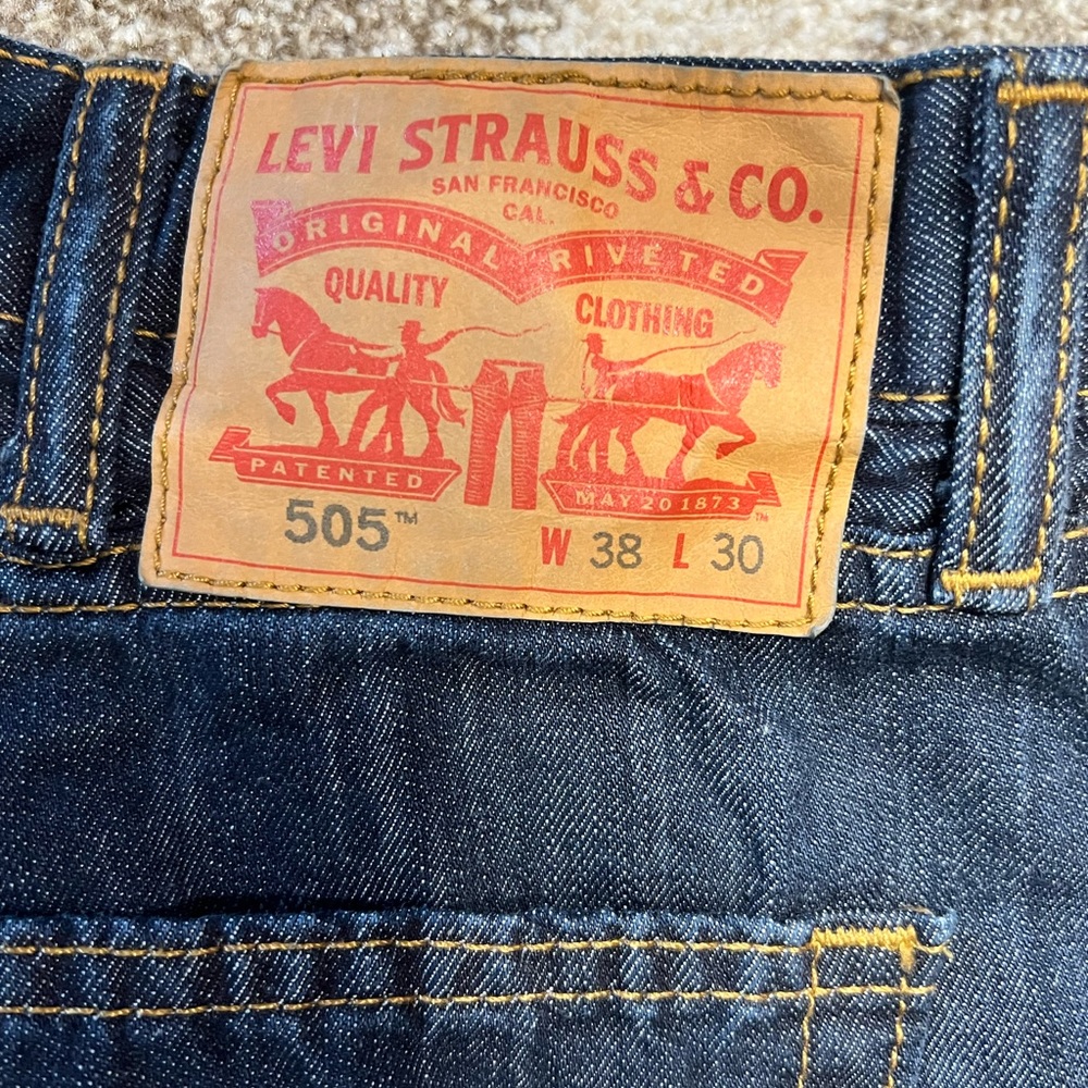 Men’s Levi’s 505 regular fit size 38 x 30 dark denim with accent stitching - Picture 3 of 8